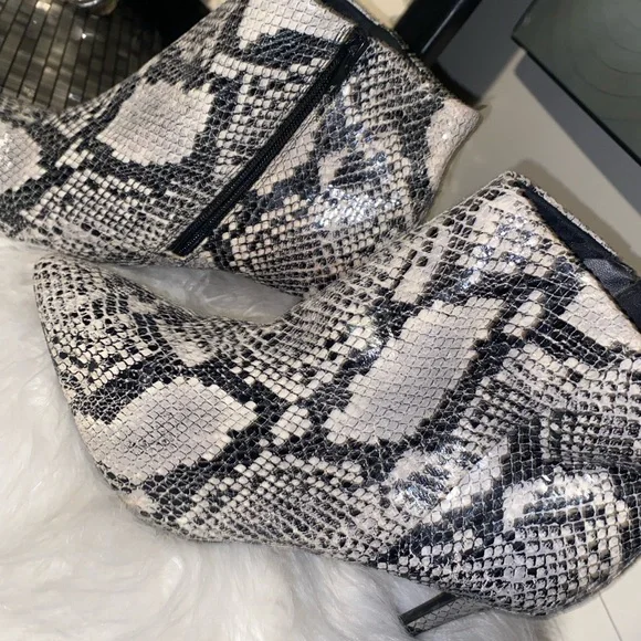 Worthington Gray and Black Ankle Booties Snakeskin Print - Picture 9 of 9